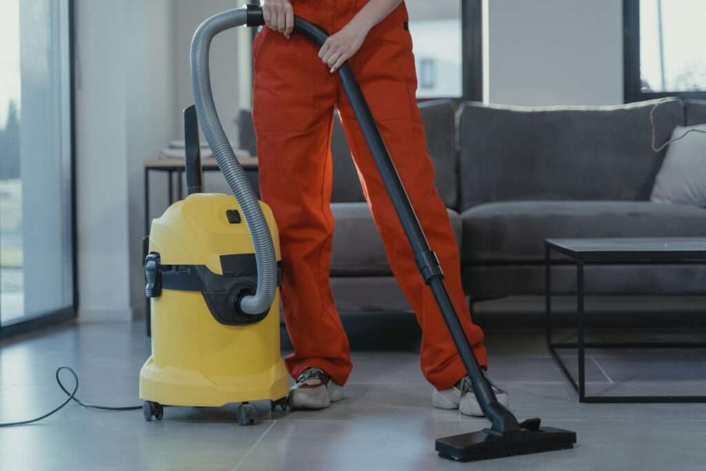 What are the disadvantages of bagged vacuum cleaners?